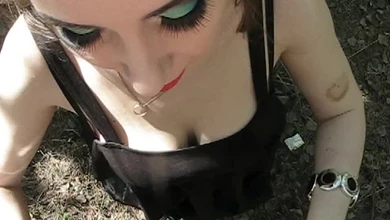 Роскошный минет в лесу от сладострастной брюнетки. В такой сочный рот невозможно не кончить