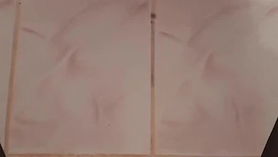 Худенькая девка дрочит и писает, засунув в пизду сразу две пары трусиков