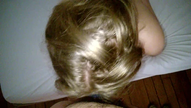 Изящно поизгибалась в кроватке и порадовала кавалера шикарным минетом с ментолом