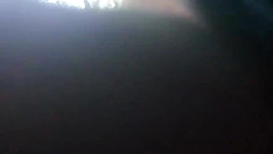 Тёлка без трусиков поласкала руками член и дала себя трахнуть в заброшенном здании