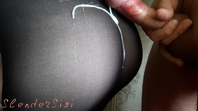 Красивая попка худышки в колготках вся обкончана после ласк - жарких и необычных...