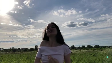 Чувак вывез сельскую девку в поле, и трахнул в рот в машине после мастурбации