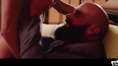 Бородатый самец отодрал стройную шлюху-уборщицу в рот и в её влажную щёлку