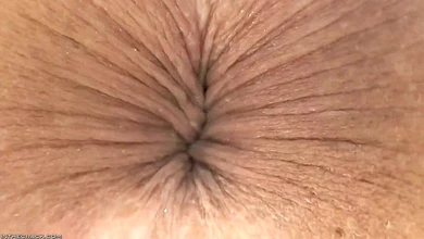 Очень крупные планы упругой пизды и тугой попки от горячей красотки. Раздвигает, сжимает, играет!