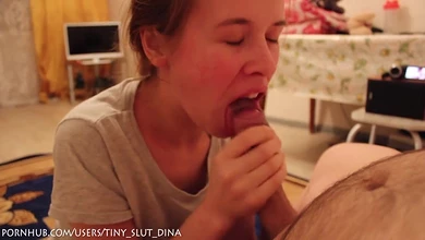 Молоденькая малышка-жена отсасывает у мужа в присутствии постороннего парня