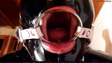 Идеально обездвиженная телка в латексе не может закрыть рот, чем пользуется мужик трахая ее в горло