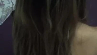 Мужик поставил жопастую украинку раком и трахая ее сзади, снимает все на камеру