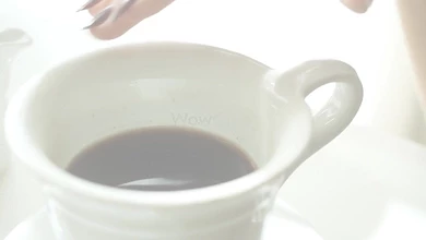 Изящная красотка гладит себя и мастурбирует ложкой. Нежность и похоть текущей малышки