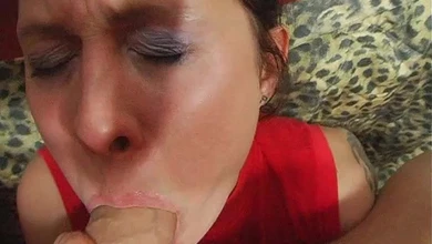 Брюнетка с татуировкой в красных колготках жестко трахнута агрессивным ублюдком