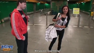 Пацаны сняли молодую тёлку в торговом центре и трахнули на подстилке в лесу