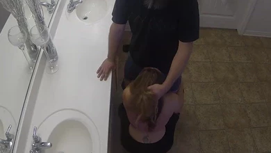 Белокожая блондинка  с длинными волосами жарко ебется в общественном  туалете с немолодым бородачом.