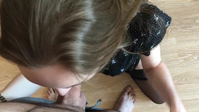 Безотказная подружка глотает сперму и размазывает её по лицу после отсоса и быстрого перепиха в пизду