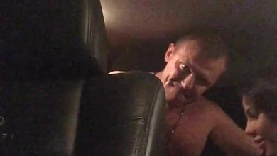 Елену Беркову трахает в тачке ее бывший парень. Поимел в рот и в пизду участницу Дом-2.