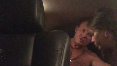 Елену Беркову трахает в тачке ее бывший парень. Поимел в рот и в пизду участницу Дом-2.