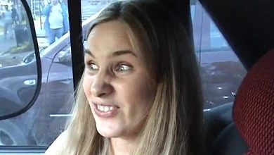 Парень решил трахнуть сексуальную квартирантку в душе, вместо оплаты за квартиру