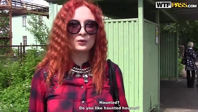 Рыженькая кудряшка согласилась на групповой секс в заброшенном доме с пикаперами за деньги