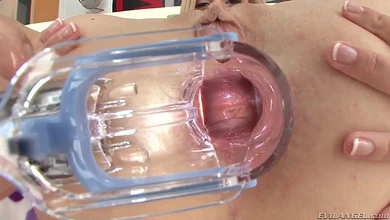 Глубокая анальная дырка блондинки с легкостью принимает широкий член парня