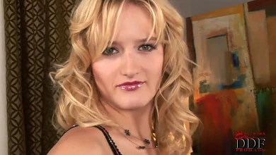 Красивая мастурбация в близком ракурсе перерастает в глубокий вагинальный фистинг