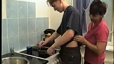 Зрелая мачеха возбуждает пасынка минетом, чтобы тот порадовал кунилингусом и еблей