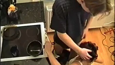 Зрелая мачеха возбуждает пасынка минетом, чтобы тот порадовал кунилингусом и еблей