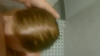 Рыжая сучка любит отсасывать в душе, заглатывая хуй полностью и глотая сперму