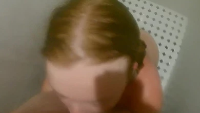 Рыжая сучка любит отсасывать в душе, заглатывая хуй полностью и глотая сперму