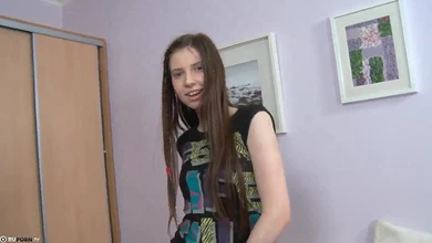 Крошка с маленькой попкой выпрашивает кунилингус и получает кремпай в тугую киску