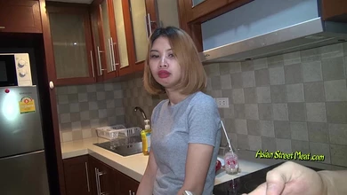 Худенькая азиатская шалава подавилась спермой и обсосала хуй клиента после минета