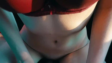 Вывез подругу в поле и заставил отдаться в машине. Кроха даже кончила от такой страстной ситуации.