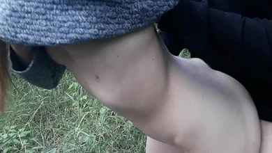 Попросила провести в туалет во время шашлыка, а сама развела на трах в кустах