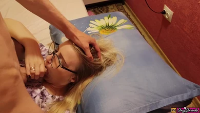 Уволилась с работы, чтобы сосать на камеру за бабки. Очередной друг таранит горло блонды беспощадно.