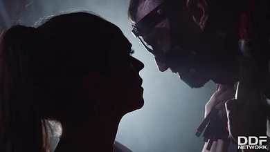 Бабёнка лупит раба с крупным хуем, чтобы он лучше лизал и получше ебал её дырку