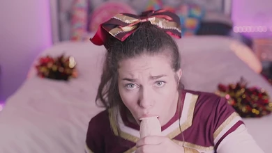 Молоденькая чирлидерша соскучилась по сочным хуям и усиленно сосёт искусственный член