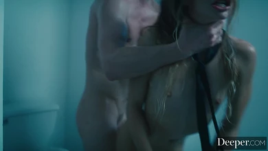 Девка в ванной расплатилась с незнакомцем пиздой за свою бабскую глупость