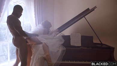 Сбежавшая невеста внезапно оказалась на хую чёрного негра, который отженил её в рот и в пизду