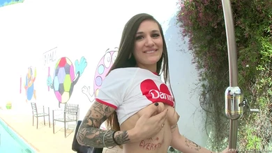 Молоденькая неформалка с шикарными булками проходит кастинг, где ей раздалбывают горло и жопу