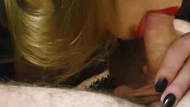 Молодая жена в чулках присела на пианино, желая, чтобы её круто выебли и обкончали бельишко