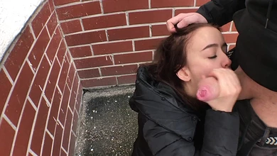 Парочка комплиментов - и девка уже согласна отсасывать прямо на улице, под подъездом!