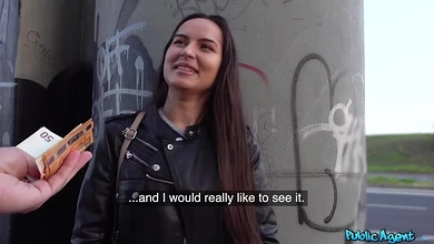 Русская брюнетка поебалась с чешским пикапером за баблишко посреди улицы