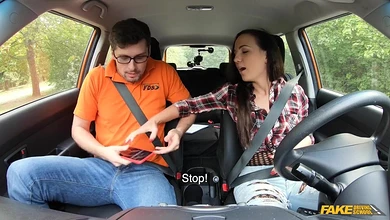 Решительная девица завезла инструктора в ебеня и нагло оседлала его перепуганный хуй