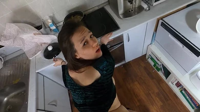 Чувак накормил тёлку своим крепким хуем и нагло оприходовал её прямо на кухне