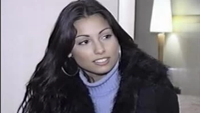 Красивая брюнетка скачет на хую у Вудмана и весело дает в анальчик