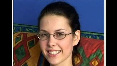 Милашка перестаёт быть скромняшкой, как только Вудман суёт член в её жопу