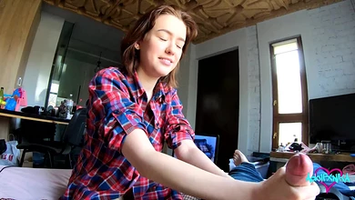 Пацан спалил девушку друга за дрочкой и заставил её сделать то, чего ей не хотелось... но пришлось