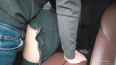 Элитная эскортница отдалась клиенту в машине без презика, дав в себя кончить