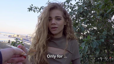 Сломала телефон? Не беда, ведь пиздёночкой можно заработать на новый!