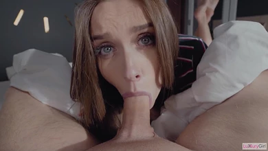 Русская красотуля смачным отсосом вымаливает деньжата на шопинг