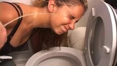 Вместо обещанных шашлыков девке устроили многократный золотой дождь в рот и на личико