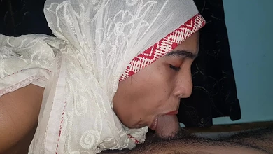 Мусульманская смуглая тёлка в хиджабе сосёт хуй хозяина. Дважды