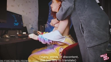 Рыжая тёлочка отвлеклась от работы, ведь её парень жутко хочет ебаться